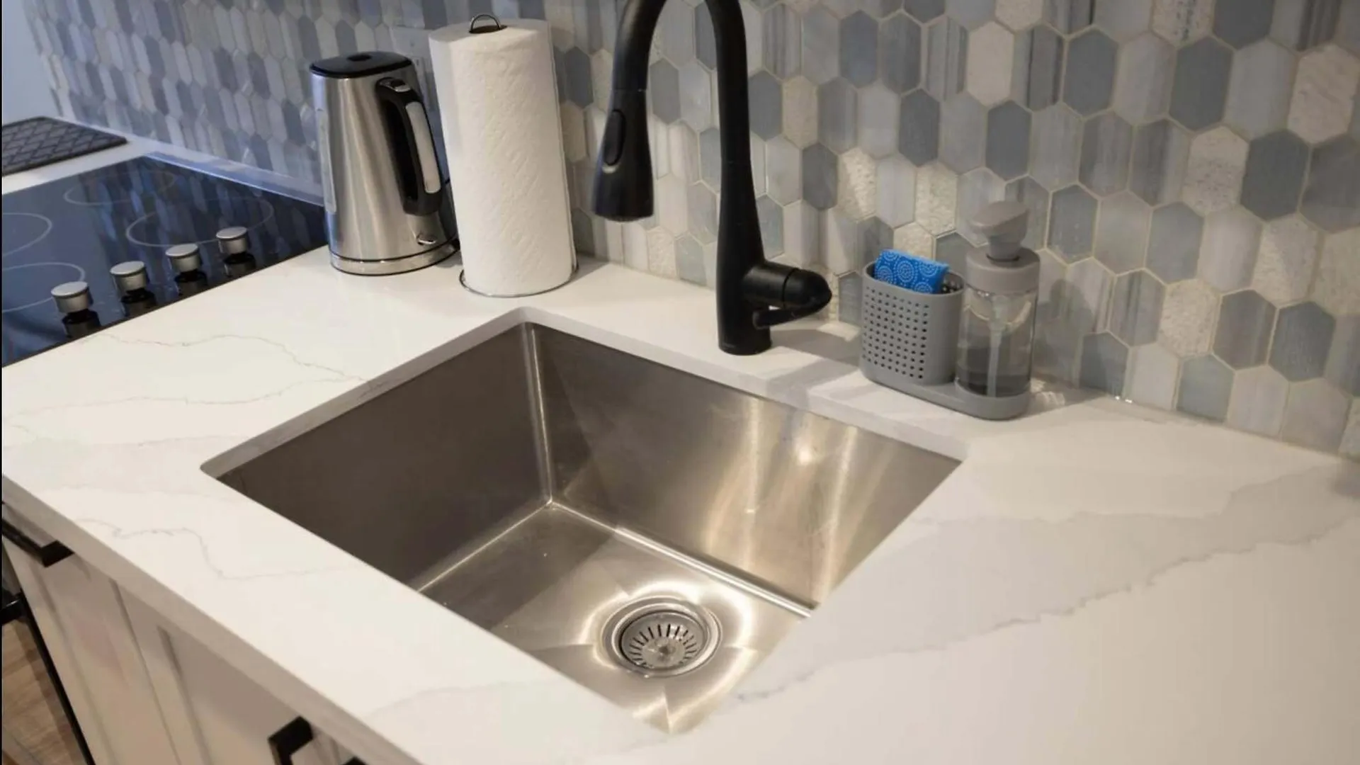 Casa Hotel Stylish Suite With Patio In Leslieville Toronto